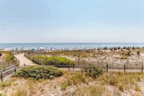 On the beach - Oceanfront Amber Waves Condo w/Shared Outdoor Pool, AC, WiFi, W/D, Ocean View (Ocean City)