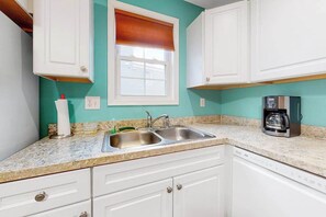Fridge, microwave, oven, stovetop - Sunset Drive townhouse with WiFi, private W/D & central AC - dog-friendly (Ocean City)