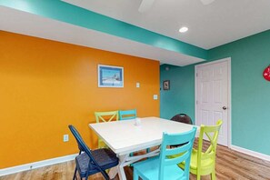 Dining - Sunset Drive townhouse with WiFi, private W/D & central AC - dog-friendly (Ocean City)