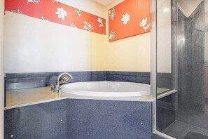 Shower, towels - Oceanfront Condo w/ Ocean View, Private W/D, Free WiFi, Shared Outdoor Pool (Ocean City)