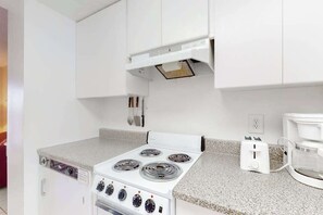 Fridge, microwave, oven, stovetop - Sixth-floor oceanfront condo w/central AC, washer/dryer, furnished balcony (Ocean City)