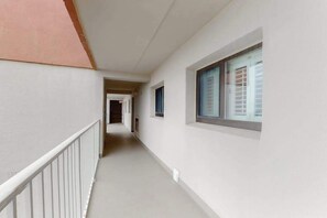 Property grounds - Sixth-floor oceanfront condo w/central AC, washer/dryer, furnished balcony (Ocean City)