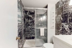 Een douche, een haardroger, handdoeken