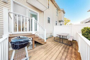 Outdoor dining - Sunset Drive townhouse with WiFi, private W/D & central AC - dog-friendly (Ocean City)