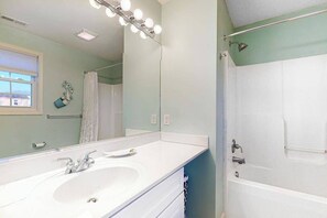 Shower, hair dryer, towels - Sunset Drive townhouse with WiFi, private W/D & central AC - dog-friendly (Ocean City)