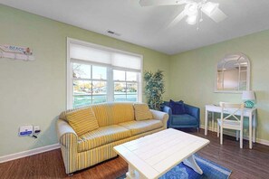 TV, stereo, offices - Sunset Drive townhouse with WiFi, private W/D & central AC - dog-friendly (Ocean City)