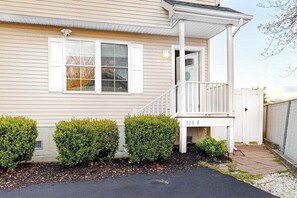 Exterior detail - Sunset Drive townhouse with WiFi, private W/D & central AC - dog-friendly (Ocean City)