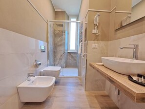 Standard Double or Twin Room | Bathroom