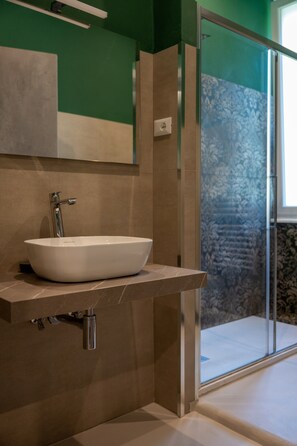 Habitación triple Confort | Baño | Albornoces y bidé