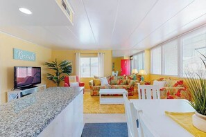 Interior - Happy beach condo w/partial ocean views from balcony/WiFi - near beach access (Ocean City)