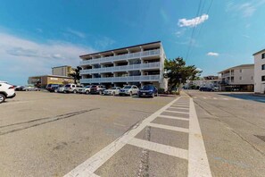 Exterior - Happy beach condo w/partial ocean views from balcony/WiFi - near beach access (Ocean City)