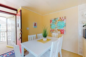 Dining - Happy beach condo w/partial ocean views from balcony/WiFi - near beach access (Ocean City)