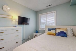 2 bedrooms, iron/ironing board, WiFi, bed sheets - Classic Condo near the Beach & Downtown w/Shared Pool, Central A/C, Free WiFi (Ocean City)