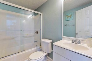 Shower, hair dryer, towels - Classic Condo near the Beach & Downtown w/Shared Pool, Central A/C, Free WiFi (Ocean City)
