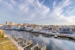 Marina - Beautiful, bay-view condo with pools, balcony, beach gear, AC, & fireplace (Ocean City)