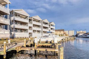 Marina - Beautiful, bay-view condo with pools, balcony, beach gear, AC, & fireplace (Ocean City)