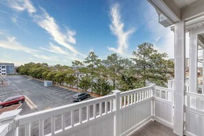Property grounds - Beautiful, bay-view condo with pools, balcony, beach gear, AC, & fireplace (Ocean City)