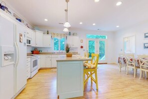 Fridge, microwave, oven, stovetop - Family-Friendly Home Close to OC w/Furnished Porch, Central A/C, & Free WiFi (Berlin)