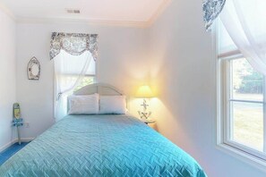 3 bedrooms, iron/ironing board, WiFi, bed sheets - Family-Friendly Home Close to OC w/Furnished Porch, Central A/C, & Free WiFi (Berlin)