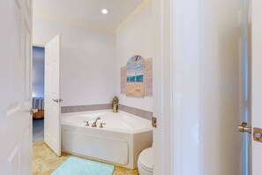 Shower, hair dryer, towels - Family-Friendly Home Close to OC w/Furnished Porch, Central A/C, & Free WiFi (Berlin)