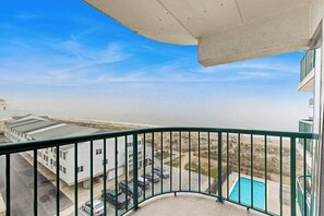Property grounds - Beachy Getaway Steps From Water w/Shared Pool, WiFi, AC, & Private Washer/Dryer (Ocean City)