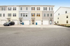 Exterior - Seaside Village Townhouse w/Private W/D, Shared Pool, WiFi, AC - Soak Up The Sun (West Ocean City)