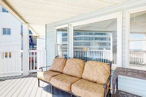 Terrace/patio - Renovated home with partial ocean view, decks, W/D, AC, WiFi - walk to the beach (Ocean City)