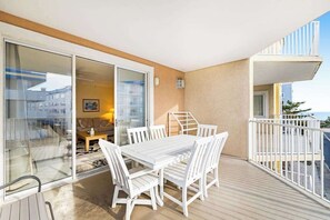 Outdoor dining - Jetty's Break 301 w/ Ocean View, Balcony, WiFi, Shared Pool - 1/2 Block to Beach (Ocean City)