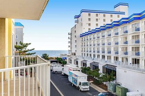 Property grounds - Jetty's Break 301 w/ Ocean View, Balcony, WiFi, Shared Pool - 1/2 Block to Beach (Ocean City)
