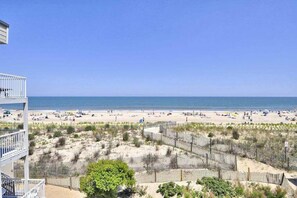 On the beach - Oceanfront Happy House duplex with ocean view, WiFi, W/D, & direct beach access (Ocean City)