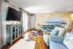 TV, DVD player, offices - Oceanfront Happy House duplex with ocean view, WiFi, W/D, & direct beach access (Ocean City)