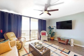 TV, offices - Updated oceanfront Century I condo w/pool, ocean/bay views, AC - steps to beach (Ocean City)
