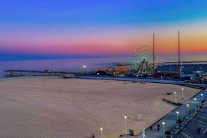 On the beach - Recently updated oceanfront condo with outdoor pool, sauna, gym, and private W/D (Ocean City)