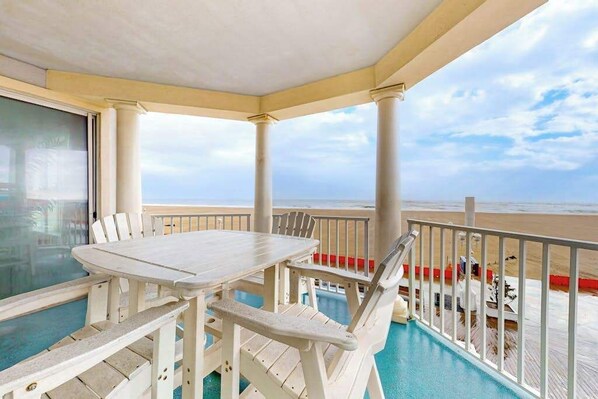 Outdoor dining - Recently updated oceanfront condo with outdoor pool, sauna, gym, and private W/D (Ocean City)