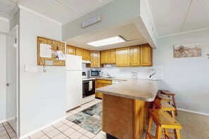 Fridge, microwave, oven, stovetop - Bright Beach Home Near the Boardwalk W/ Beach Access, Free WiFi & Balcony (Ocean City)