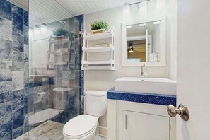 Shower, towels - Bright Beach Home Near the Boardwalk W/ Beach Access, Free WiFi & Balcony (Ocean City)