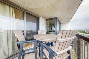 Outdoor dining - Luxury condo with bay and ocean views, pool, and beach access (Ocean City)