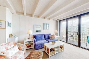 TV, offices - Amazing beach block condo w/pool - centrally located to shops & restaurants (Ocean City)