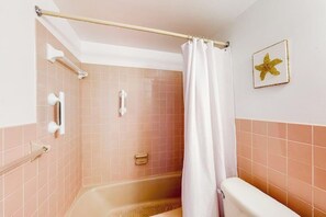 Shower, hair dryer, towels - Amazing beach block condo w/pool - centrally located to shops & restaurants (Ocean City)