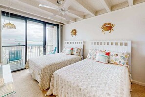 2 bedrooms, iron/ironing board, travel cot, WiFi - Amazing beach block condo w/pool - centrally located to shops & restaurants (Ocean City)