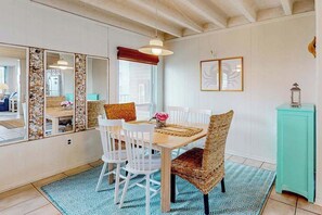Dining - Amazing beach block condo w/pool - centrally located to shops & restaurants (Ocean City)
