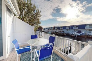 Outdoor dining - Waterfront townhome with pool - walk to the beach, boardwalk & Jolly Roger (Ocean City)