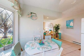 Dining - Waterfront townhome with pool - walk to the beach, boardwalk & Jolly Roger (Ocean City)