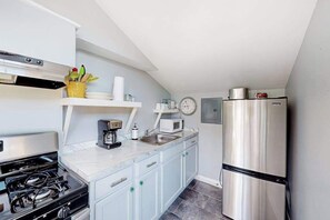 Fridge, microwave, oven, stovetop - Cottages on St Louis #2 (Ocean City)