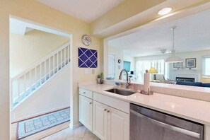 Interior - Pristine bay front townhome in Ocean City: Sweeping views, modern amenities (Ocean City)