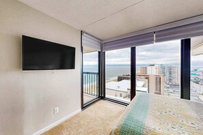 4 bedrooms, WiFi, bed sheets - Wave view penthouse with resort-style amenities, two balconies, & elevators (Ocean City)