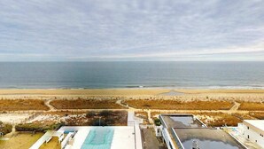 Un hotel a la costa amb vistes a la platja i l'oceà.