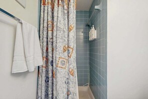 Dusche, Haartrockner, Handtücher