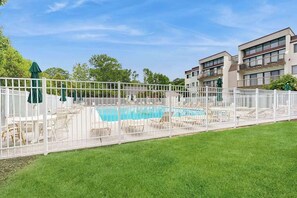 Pool - 1st-floor condo near the ocean & beaches with seasonal pool, tennis, patio, AC (Ocean City)