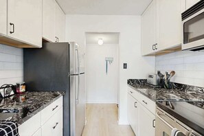 Refrigerador, microondas, horno y parrilla de estufa